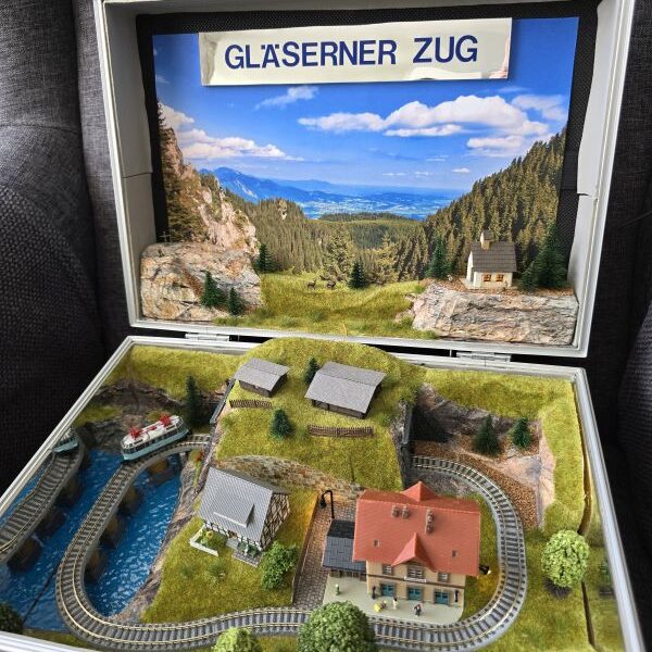 Grüner Koffer - Gläserner Zug