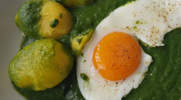 Spinat mit Spiegelei und Kartoffeln