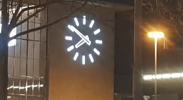 Erneuerte Uhr am Westbahnhof - 2020