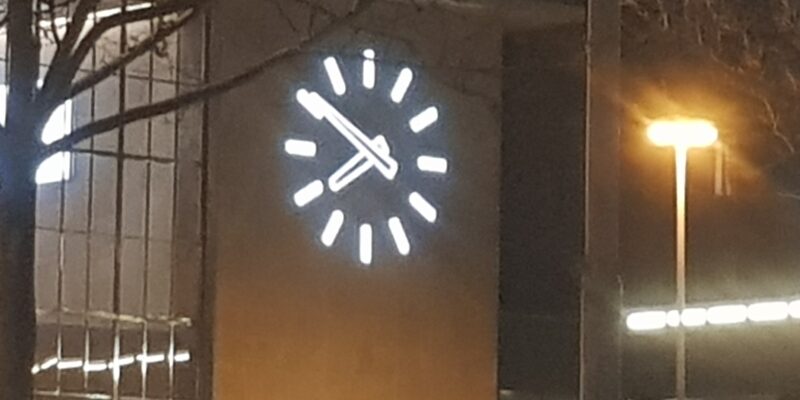 Erneuerte Uhr am Westbahnhof - 2020