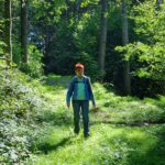 Anni unterwegs im Wald