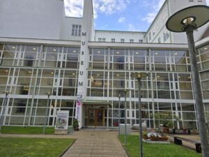 11_Hedy Lamarr - Möbelmuseum